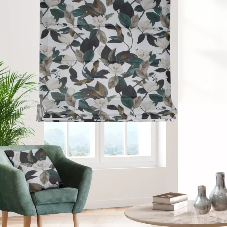 Roleta rzymska biało ciemnozielona z miękkiej tkaniny o naturalnym splocie z kwiatowym wzorem