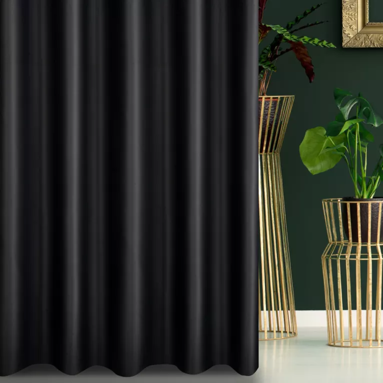 Zasłona szyta na taśmie 5 cm czarna z gładkiej tkaniny zaciemniającej typu dimout wykończona obciążnikiem