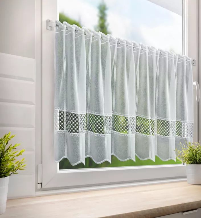 Tkanina firanowa zazdrostka z matowej etaminy zdobiona ażurową aplikacją Eurofirany