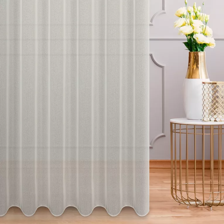 Firana szyta na taśmie 8 cm kremowa z siateczkowej tkaniny o naturalnym splocie i delikatnym połysku, wykończona obciążnikiem