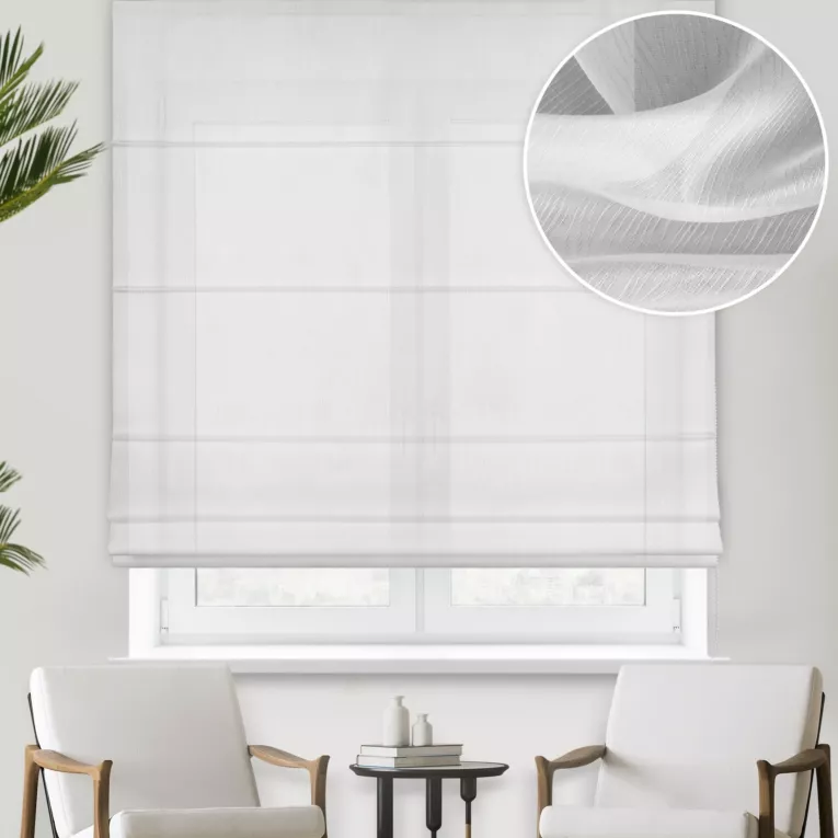 Roleta rzymska biała z miękkiej tkaniny, pokryta strukturalnym, fantazyjnym wzorem