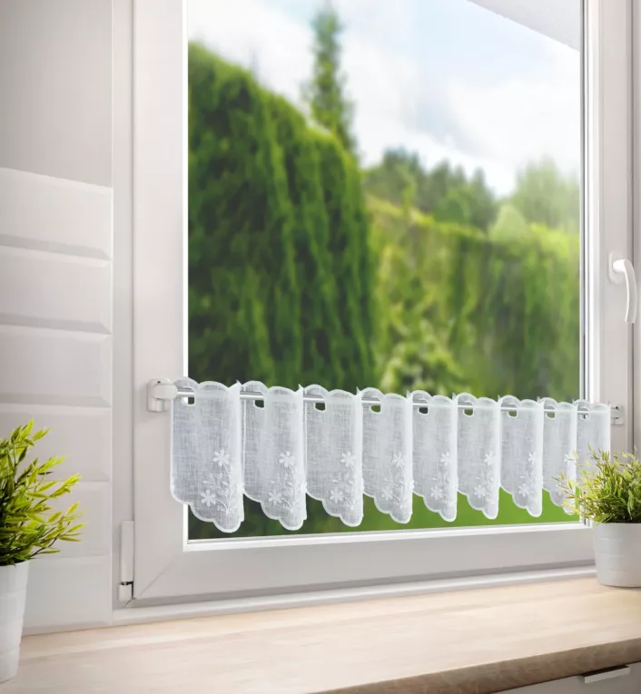 Tkanina firanowa zazdrostka z etaminy zdobiona haftowanymi kwiatami Eurofirany