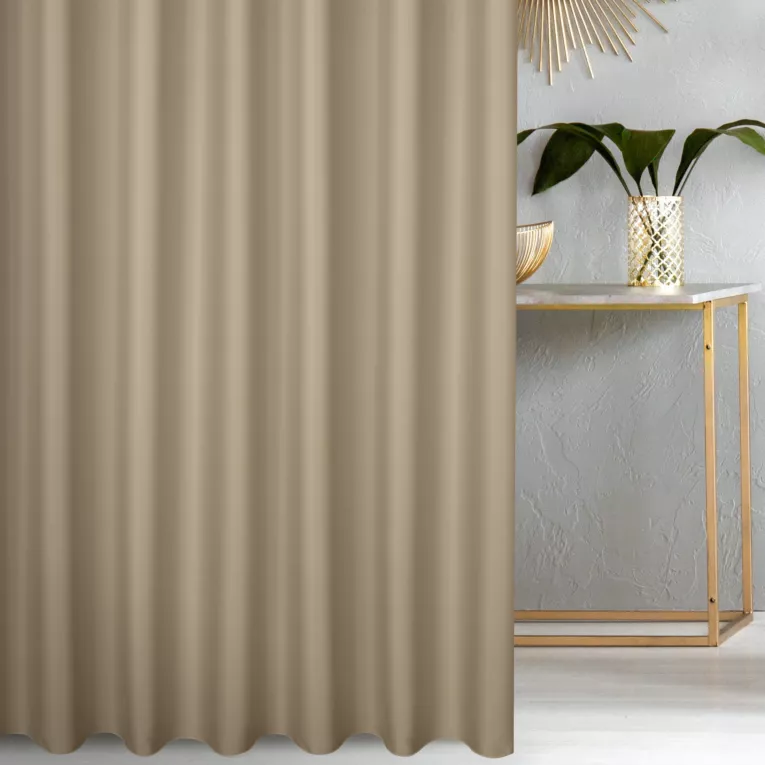 Zasłona szyta na taśmie fala ciemnobeżowa z gładkiej tkaniny zaciemniającej typu dimout wykończona obciążnikiem