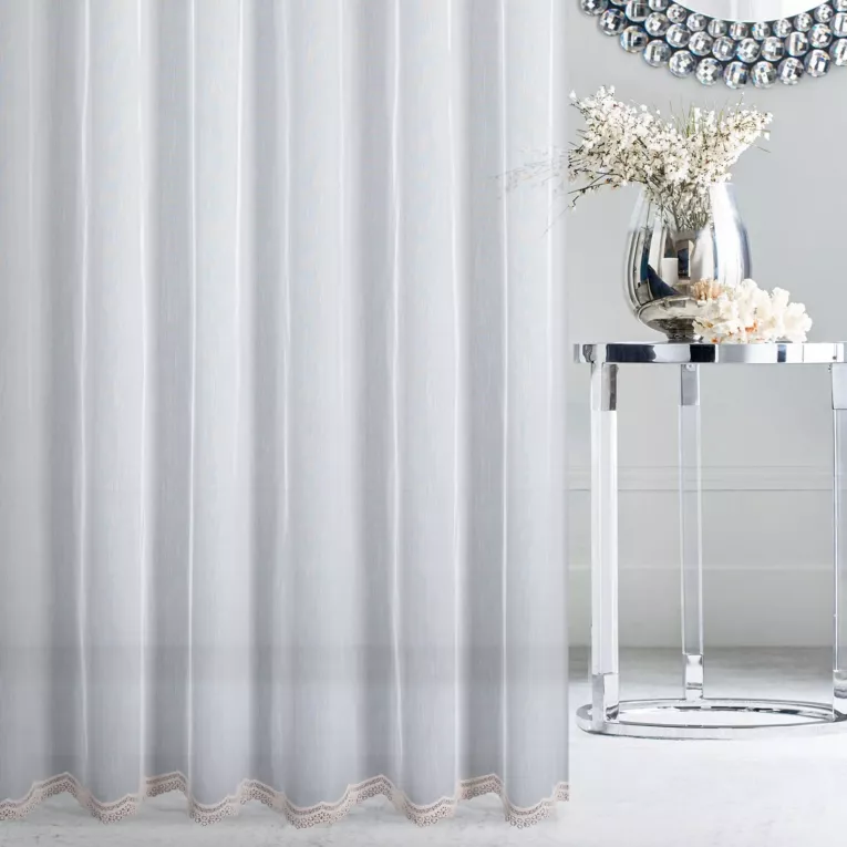 Firana szyta na taśmie fala naturalno beżowa z matowej tkaniny typu aden zdobionej geometryczną aplikacją