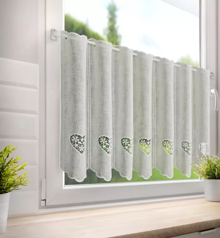 Tkanina firanowa zazdrostka z etaminy zdobiona haftowanymi ażurowymi sercami Eurofirany