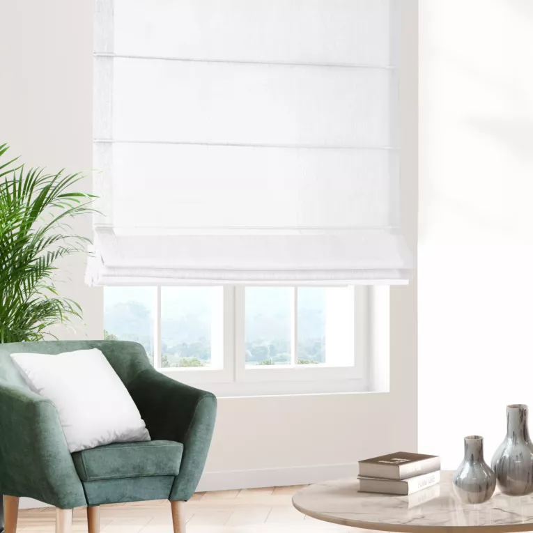 Roleta rzymska STYLE jasnosrebrna o naturalnym charakterze, z widocznym, ozdobnym splotem