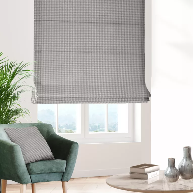 Roleta rzymska srebrna tkanina welwetowa z błyszczącym, metalicznym nadrukiem drobnej pepitki