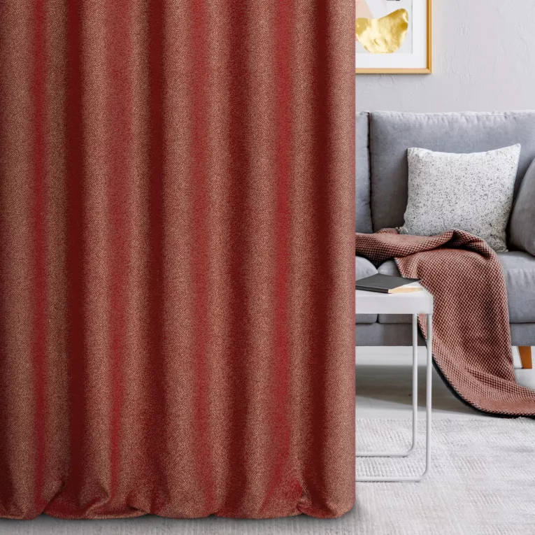 Zasłona szyta na flexach czerwono kremowa z tkaniny w drobny wzór, przetykany błyszczącą nicią