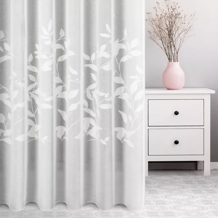 Firana szyta na flexach biała burnout z etaminy w motywy roślinne, wykończona obciążnikiem