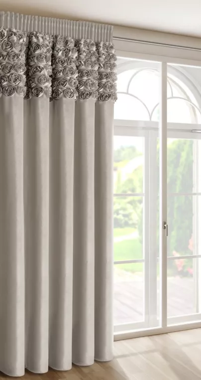 Zasłona beżowa z welwetu zdobiona aplikacją 3D róż 140x270 cm taśma - ROSES Eva Minge Eurofirany