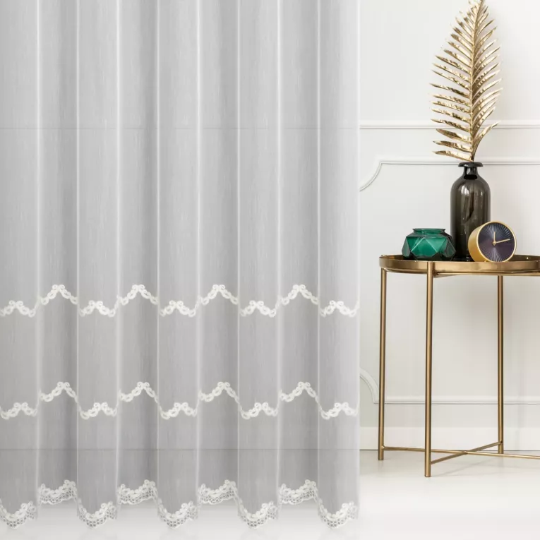 Firana szyta na taśmie 8 cm kremowo beżowa z delikatnej matowej tkaniny, haftowanej kordonkową nicią