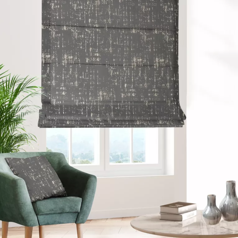 Roleta rzymska grafitowo złocista z miękkiej tkaniny o strukturze weluru z połyskliwym nadrukiem