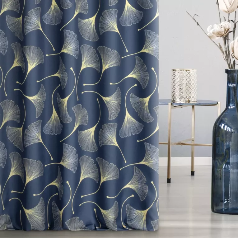 Zasłona szyta na przelotkach granatowo kremowa z tkaniny o naturalnym splocie z botanicznym wzorem