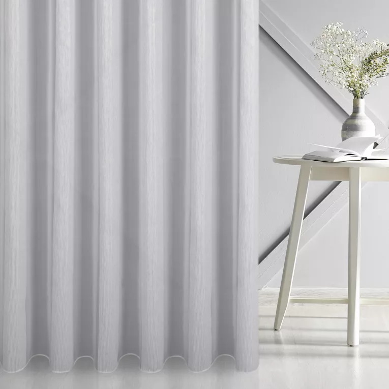 Firana szyta na flexach biało złota z półprzezroczystej matowej tkaniny w miękkie szerokie pasy przytykane błyszczącą nicią, wykończona obciążnikiem