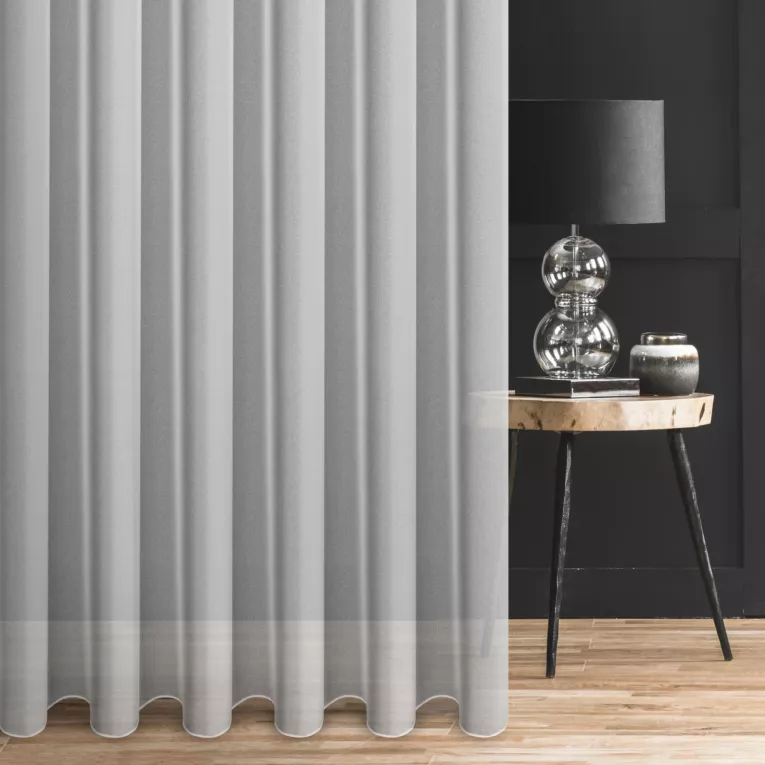 Firana szyta na przelotkach biała z delikatnej, miękkiej żorżety o wyraźnym splocie, wykończona obciążnikiem