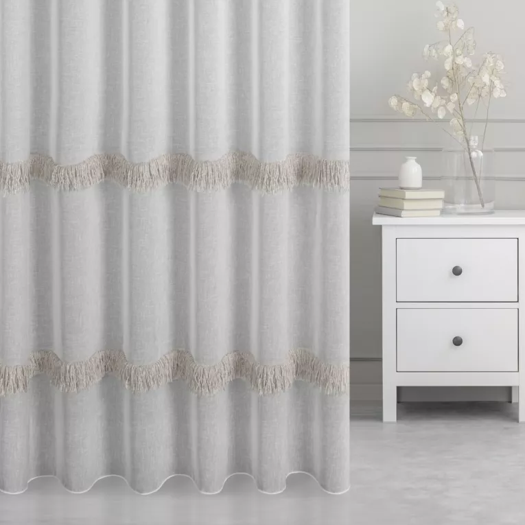 Firana szyta na przelotkach naturalna z matowej, miękkiej tkaniny ozdobionej szenilowymi frędzlami Italissima Eva Minge