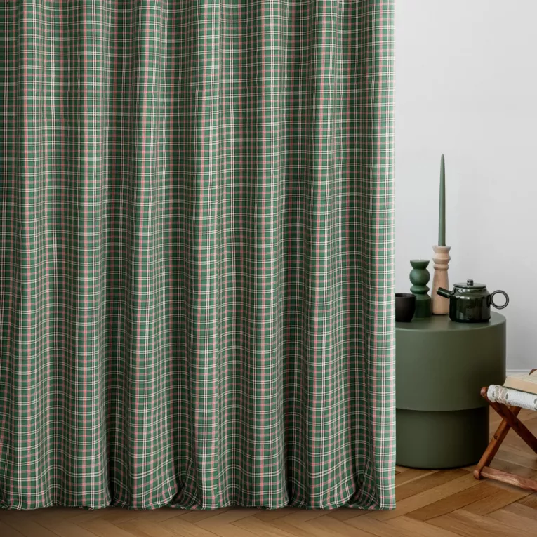 Zasłona szyta na przelotkach zielona z etaminy o geometrycznym wzorze w kratę, z dodatkiem bawełny
