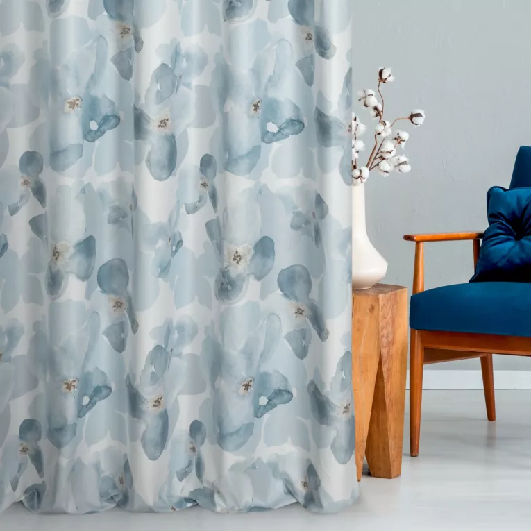 Zasłona szyta na flexach kremowo niebieska z miękkiej tkaniny o lekkim splocie, pokryta modnym, botanicznym nadrukiem