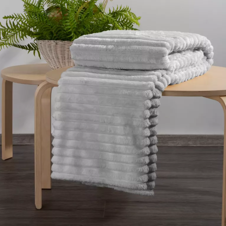 Narzuta na fotel /koc 70x160 cm srebrna z wytłaczanym wzorem i efektem 3D SOFT DESIGN 91 Eurofirany