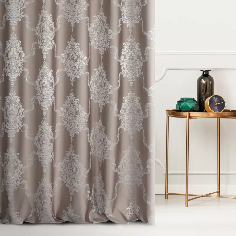 Zasłona szyta na taśmie fala ciemnobeżowo srebrna z eleganckiej tkaniny w duży ornamentowy wzór