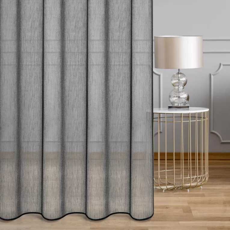 Firana szyta na taśmie fala czarna z matowej tkaniny Aden, wykończona obciążnikiem