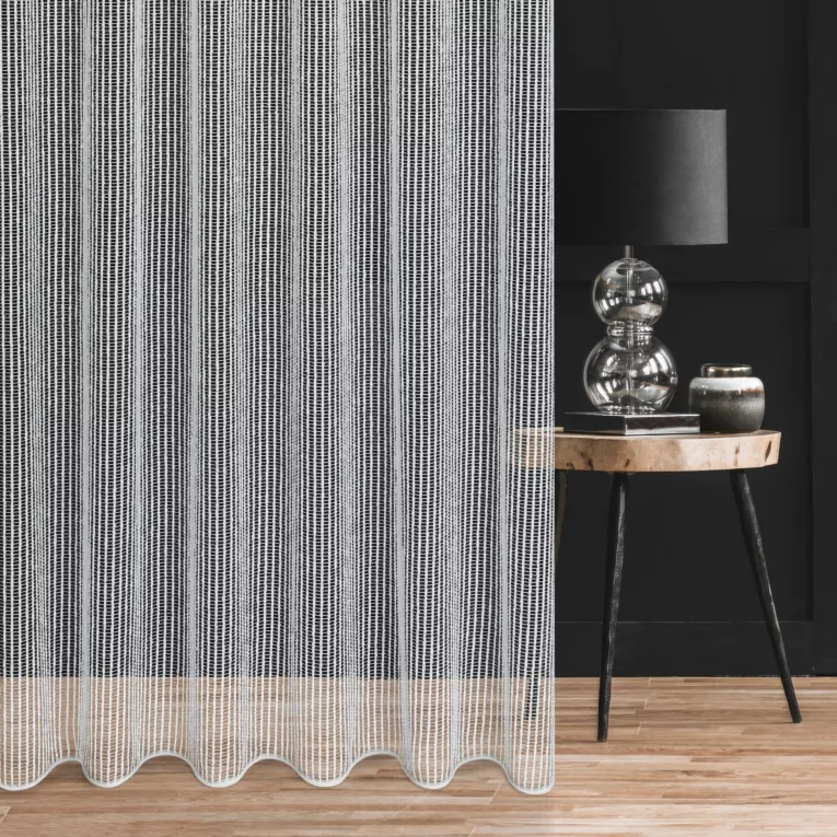 Firana szyta na flexach biała luźno tkana siatka, delikatna i miękka w dotyku, wykończona obciążnikiem