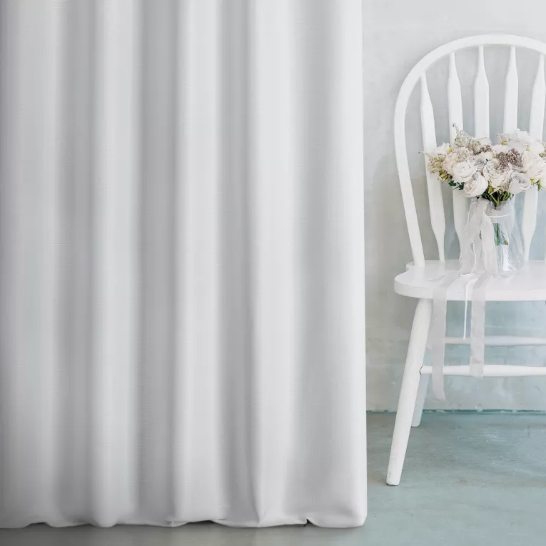 Zasłona szyta na flexach biała z tkaniny o grubym splocie przetykanej błyszczącą nicią