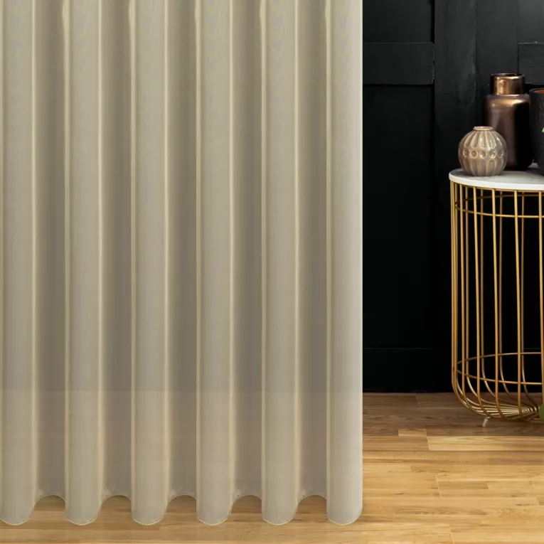 Firana szyta na taśmie 8 cm beżowa z delikatnie połyskującej tkaniny typu PERU z efektem opalizującym, wykończona obciążnikiem