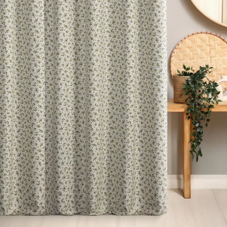 Zasłona szyta na tunelu beżowo zielona z tkaniny bawełnianej o naturalnym wyglądzie drukowanej w drobny botaniczny wzór