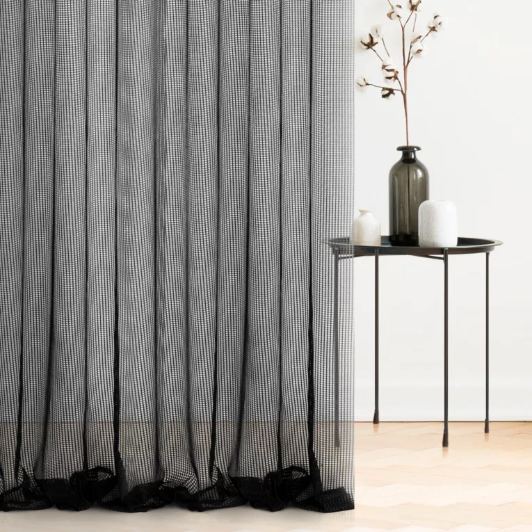 Firana szyta na flexach czarna luźno tkana siatka, delikatna i miękka w dotyku, wykończona obciążnikiem