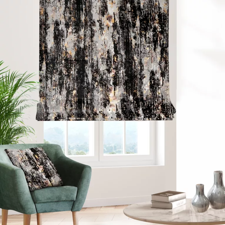 Roleta rzymska srebrno czarna z tkaniny welwetowej z metalicznym nadrukiem