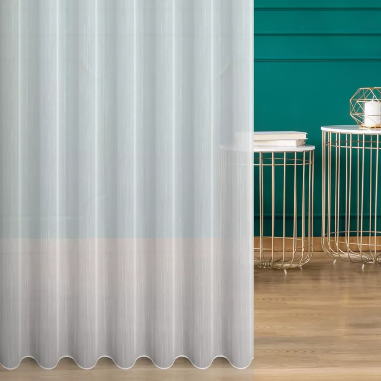 Firana szyta na taśmie fala biała z miękkiej tkaniny z rysunkiem delikatnych linii wykończonej obciążnikiem