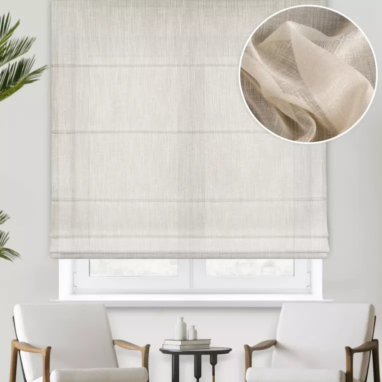 Roleta rzymska jasnobeżowa z gładkiej, miękkiej etaminy z delikatnie zarysowanym wzorem w prążki, wykończona obciążnikiem