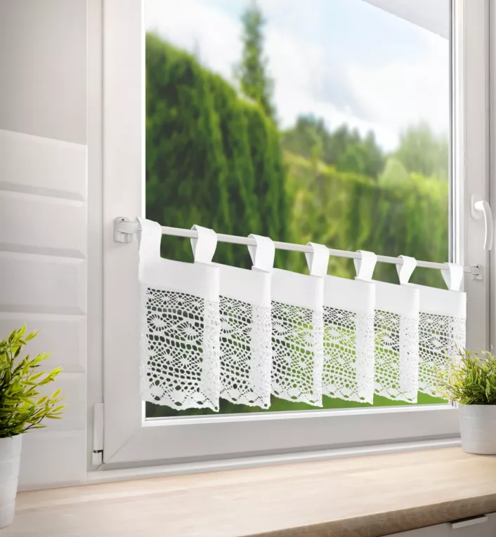 Zazdrostka biała z bawełny zdobiona ażurowym wzorem 150x350cm szelki MADDELINE Eurofirany