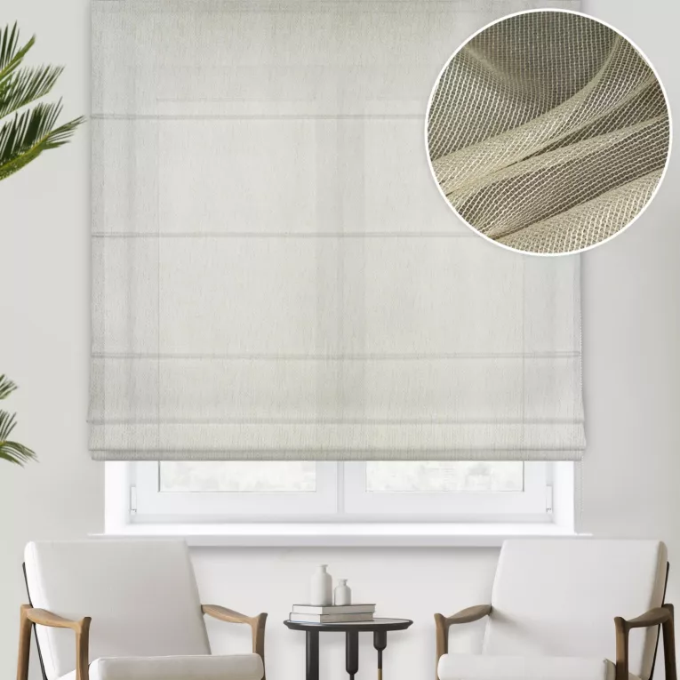 Roleta rzymska biało złota z matowej tkaniny z połyskujaca nicią, wykończona obciążnikiem