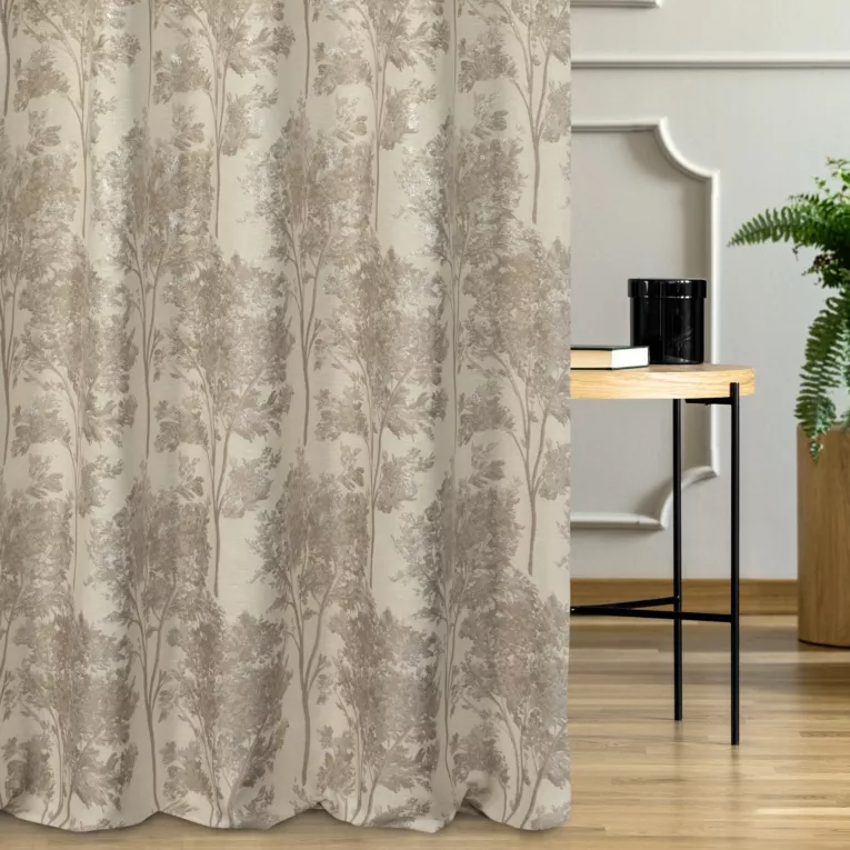 Zasłona szyta na taśmie 8 cm naturalno beżowa z żakardowej tkaniny z dodatkiem bawełny zdobiona botanicznym wzorem ze srebrną nicią
