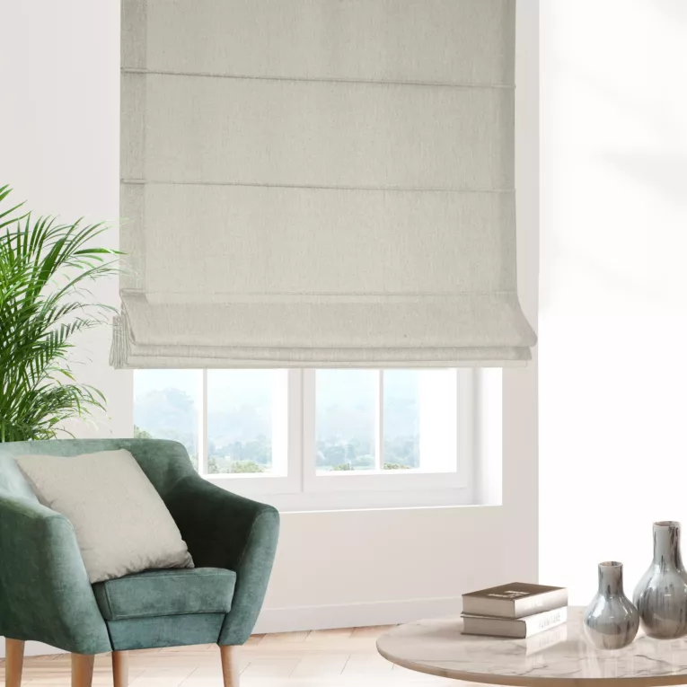 Roleta rzymska kremowa z tkaniny o grubym splocie i efektem melanżu