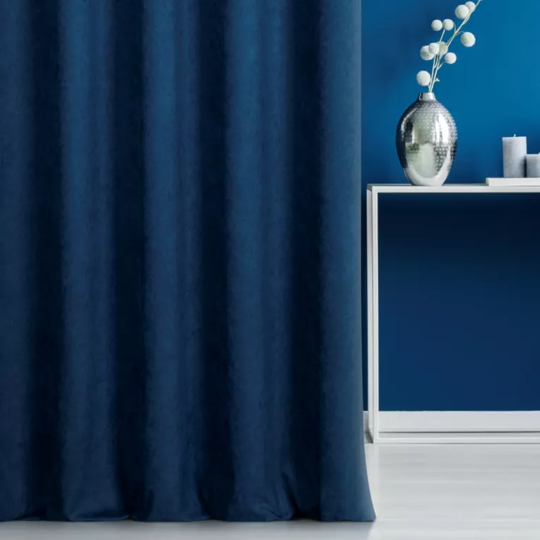 Zasłona szyta na taśmie 5 cm granatowa z miękkiej tkaniny o welurowej strukturze
