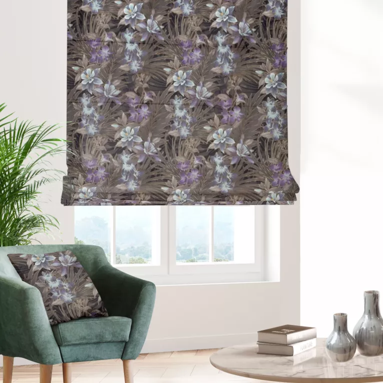 Roleta rzymska wrzosowo ciemnobeżowa z miękkiej, welwetowej tkaniny, z nadrukowanym dużym wzorem kwiatowym