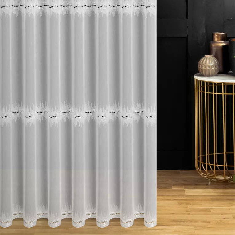 Firana szyta na taśmie fala biała matowa tkanina ADEN z efektem deszczyku, zdobiona haftem tworzącym trzy poziome pasy