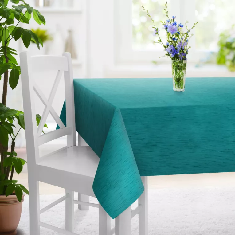 Obrus szyty ciemnoturkusowy z tkaniny welwetowej w pionowe prążki, wykończona obciążnikiem