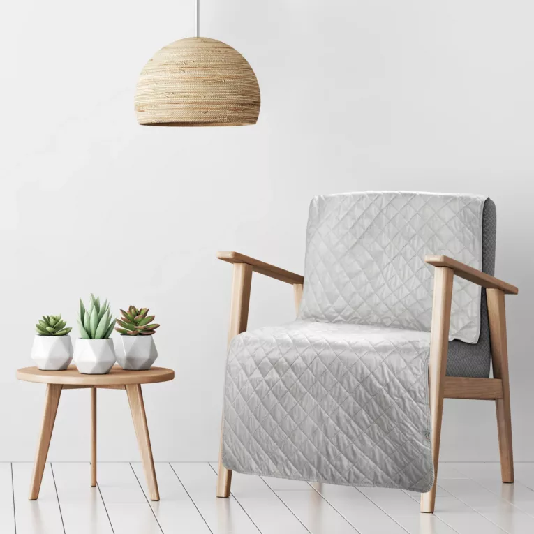 Narzuta welwetowa na fotel jasnoszara 70x160 cm pikowana metodą hot press w geometryczny wzór LUIZ 5 DESIGN 91 Eurofirany