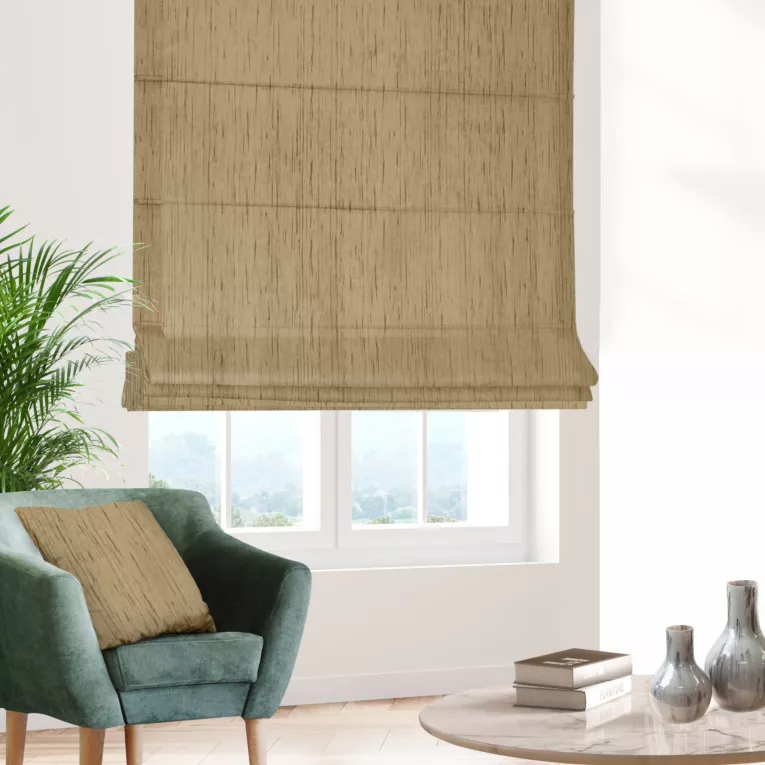 Roleta rzymska złota z tkaniny welwetowej w pionowe prążki, wykończona obciążnikiem