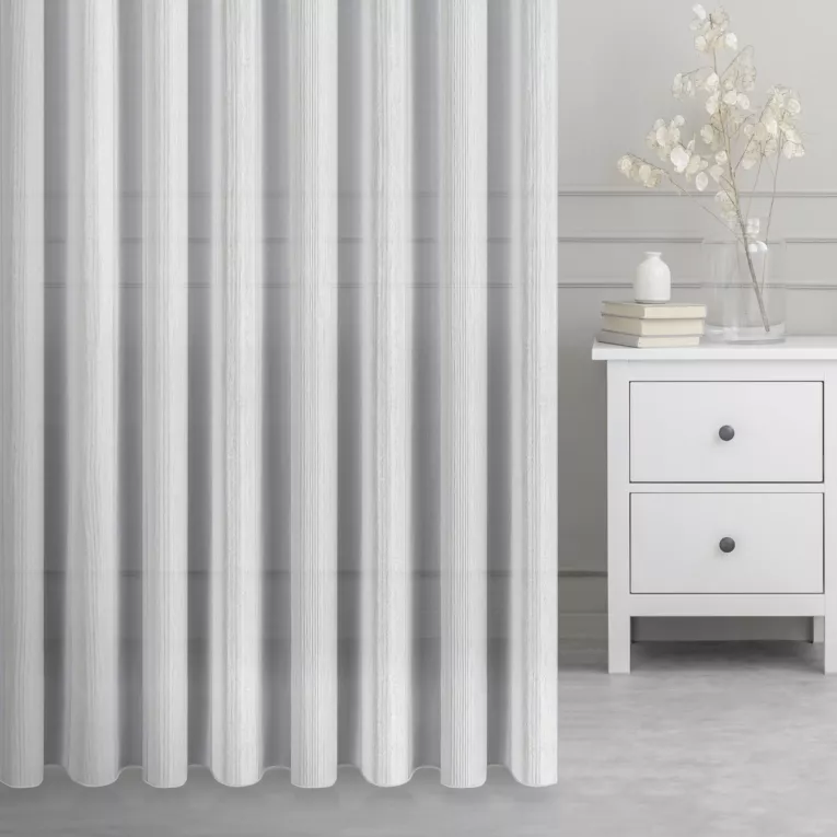 Tkanina firanowa w szerokie, pionowe pasy z dodatkiem błyszczącej nici z kolekcji Eva Minge  Eurofirany