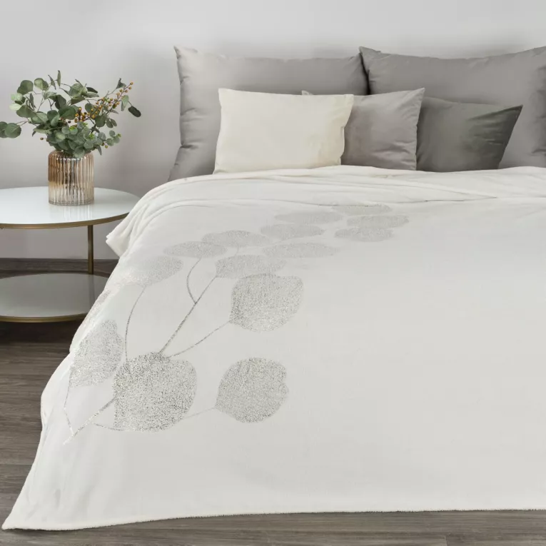 Koc  flano 150x200 cm biały miękki i miły w dotyku z błyszczącym nadrukiem z motywem liści eukaliptusa GINKO 2 EUROFIRANY PREMIUM