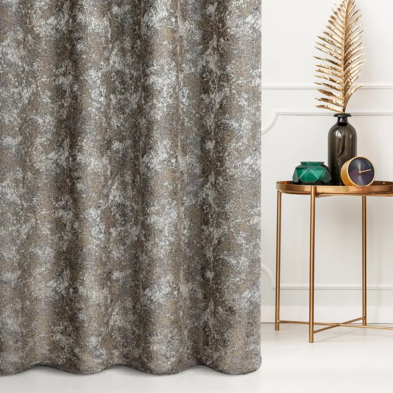 Zasłona szyta na taśmie 5 cm brązowa z miękkiej tkaniny szenilowej z efektem przecierki, przetykana nicią metaliczną