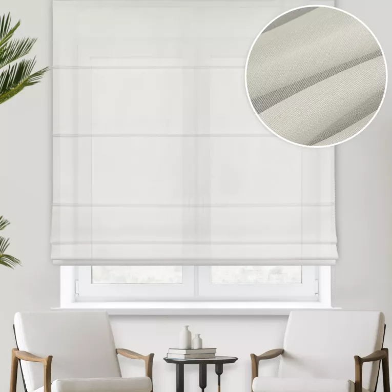 Roleta rzymska jasnozłota z miękkiej tkaniny o delikatnym połysku, wykończona obciążnikiem