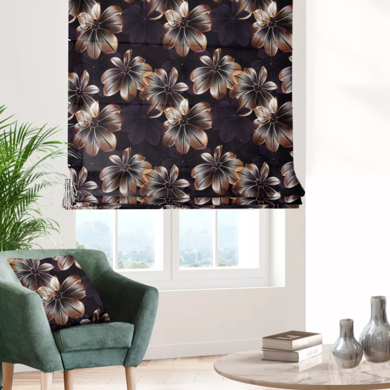 Roleta rzymska czarno brązowa z miękkiej, welwetowej tkaniny, z nadrukowanym dużym wzorem kwiatowym