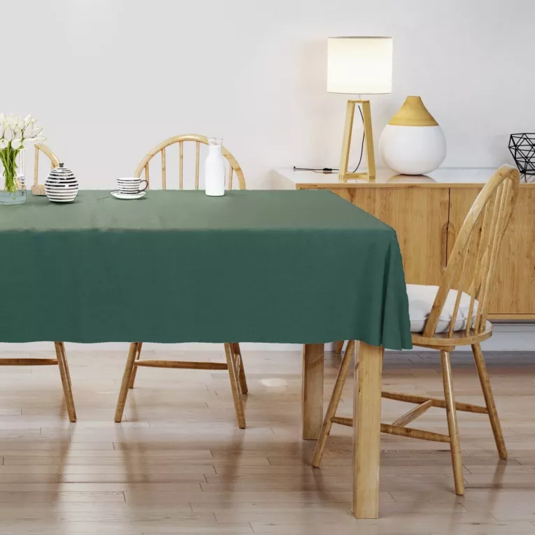 Obrus szyty ciemnozielony z gładkiej zaciemniającej tkaniny typu dimout