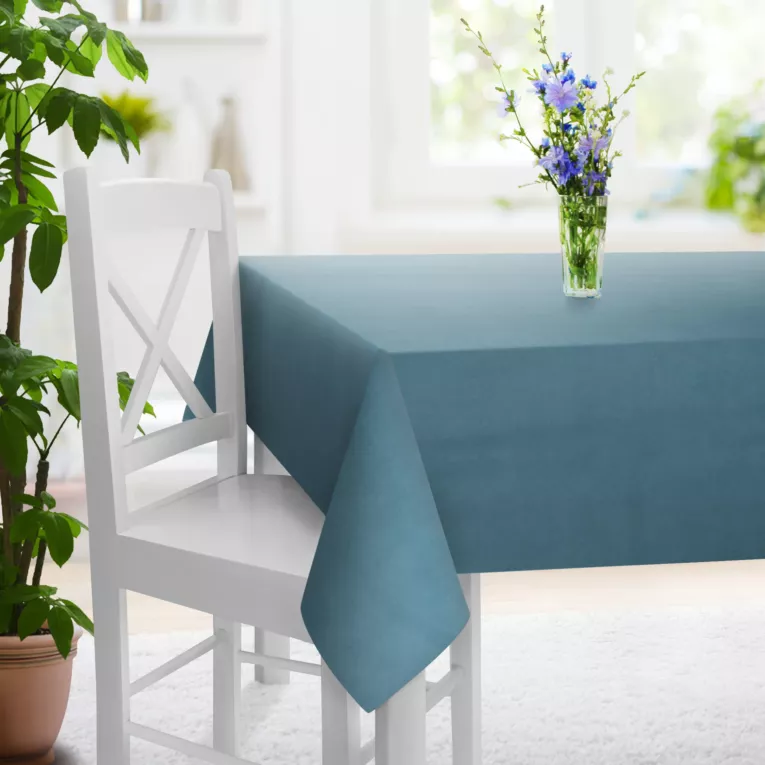 Obrus szyty ciemnoniebieski z miękkiej tkaniny o welurowej strukturze i wyraźnym splocie